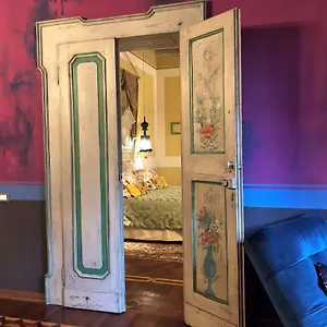 https://la-camera-dellape-regina.emilia-romagnahotels.net
